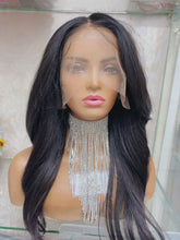 Load and play video in Gallery viewer, Wavy 20&quot; Lace Front Wig Bella
